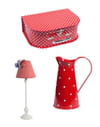 Valisette Rétro, lampe Pompons et pichet Pastilles de Maisons du Monde Valisette Rétro, lampe Pompons et pichet Pastilles de Maisons du Monde