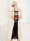 Jupe midi en guipure noire, tee-shirt cropped The Rolling Stones et trench oversized de Pimkie Jupe midi en guipure noire, tee-shirt cropped The Rolling Stones et trench oversized de Pimkie