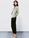 Veste boucle zipéé, top crêpe et pantalon de Mango Veste boucle zipéé, top crêpe et pantalon de Mango